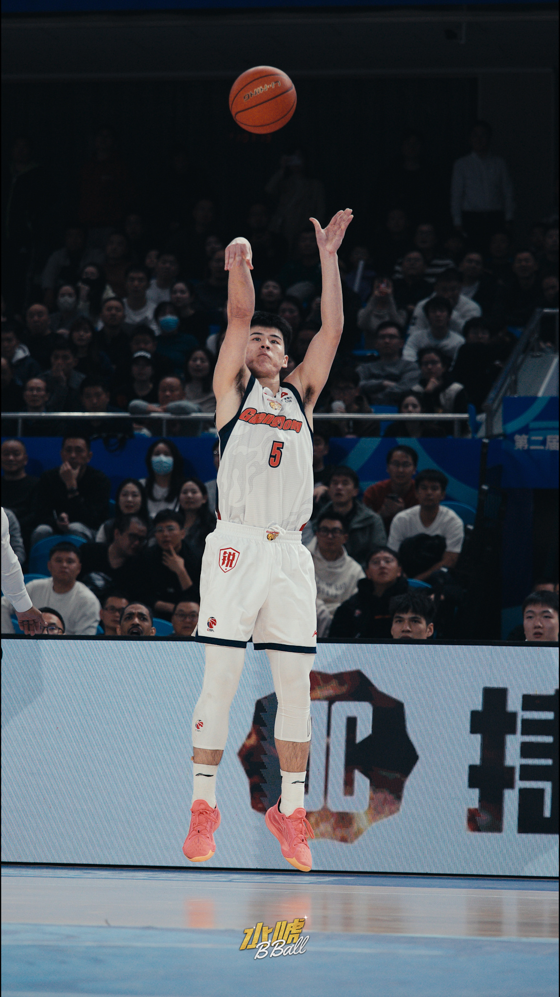 水唬篮球 CBA新赛季58%的球员是00后这不，广东队甚至上了俩05后没有人永远