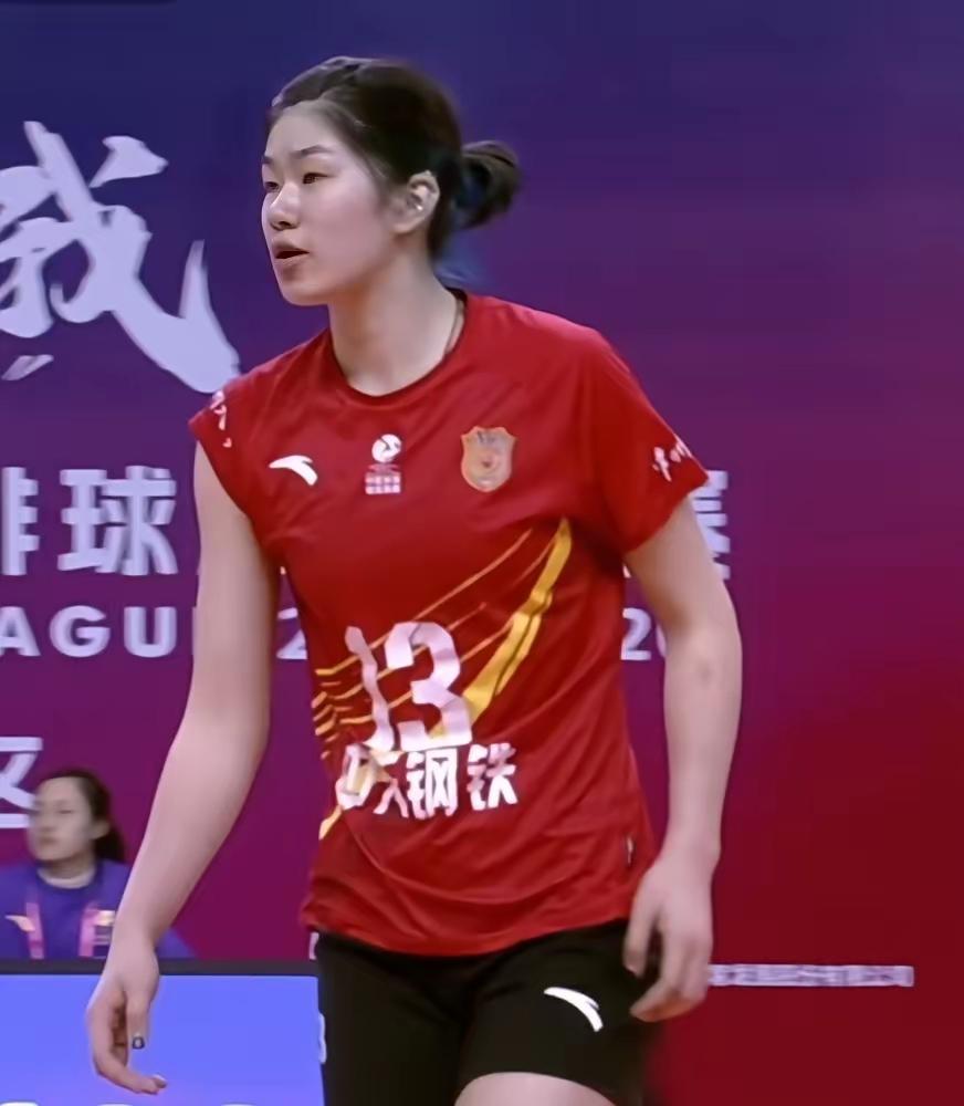 说人家杨佳是用拳头发球就是明显的外行话，要么只看不玩球，纯粹是个凑热闹的，专业排