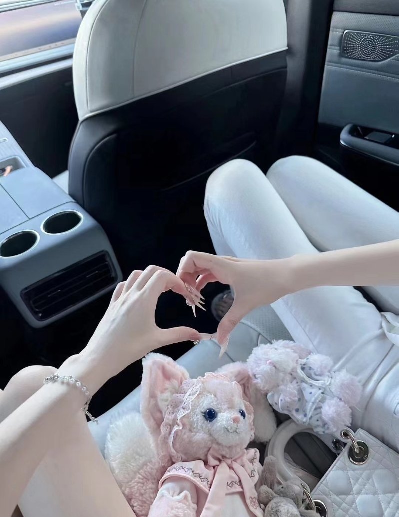 人永远弄不明白 究竟什么最好 说钱好吧 钱也有买不到的幸福 说房好吧 房也有带不