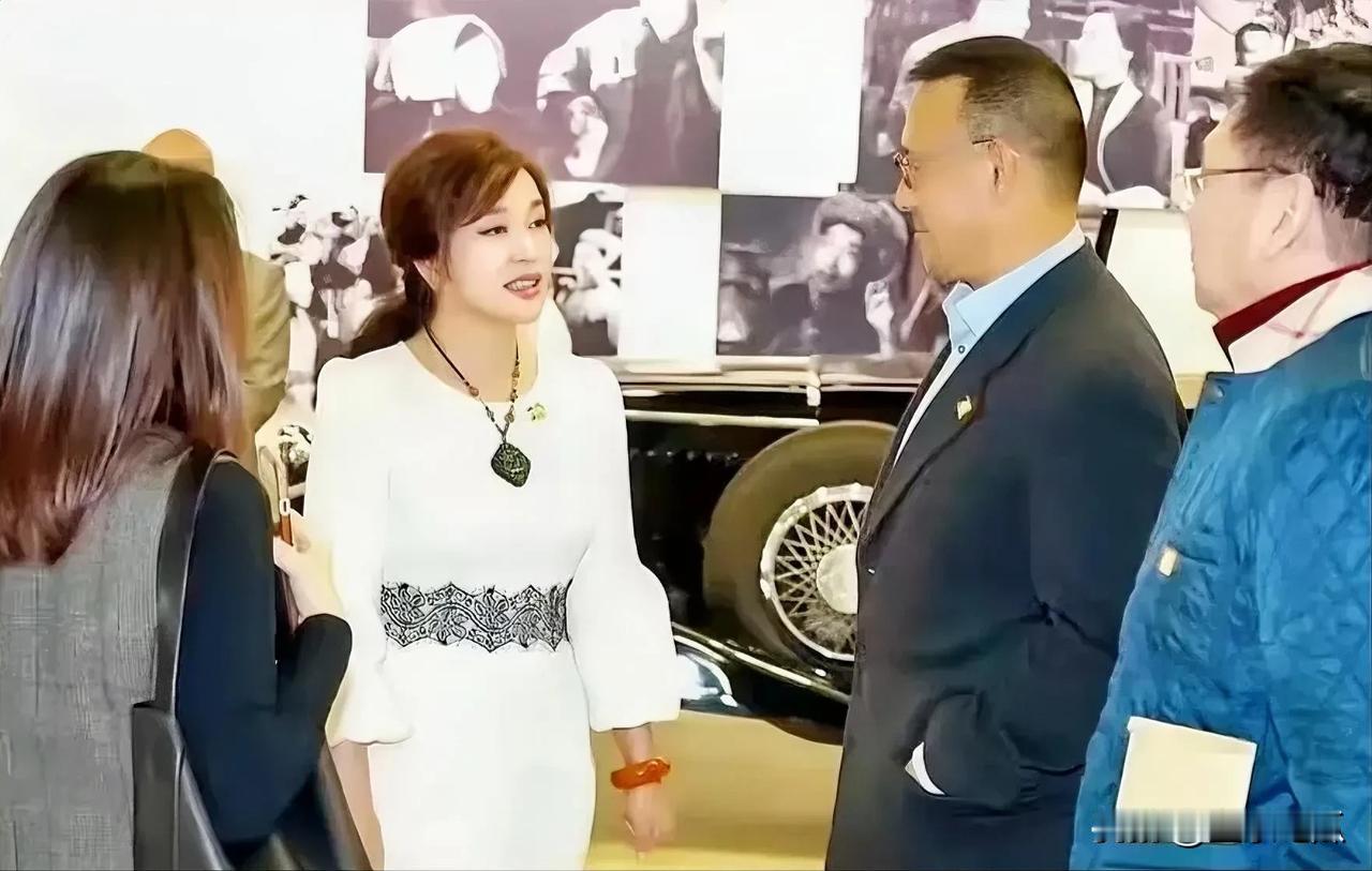 2019姜文和刘晓庆多年后相见，两人依旧魅力不减，他们两人曾经相恋过，相恋是美好