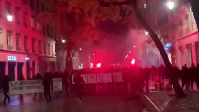 #法国内政部称约41万人示威#【🇫🇷｜法国爱国者走上街头，高呼“伊斯兰滚出欧洲！”，以回应连日来的骚