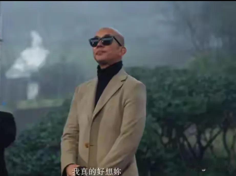 27年前的大衣重出江湖！具俊晔穿着大S送的旧外套亮相雕像仪式。

衣领磨毛了，颜