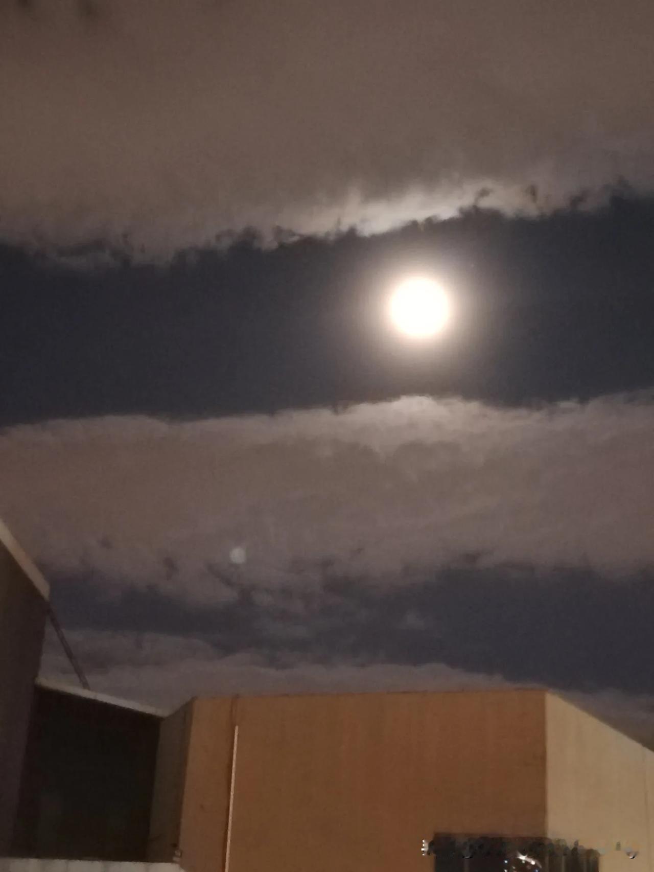 #看看你拍的月亮是什么样的# 