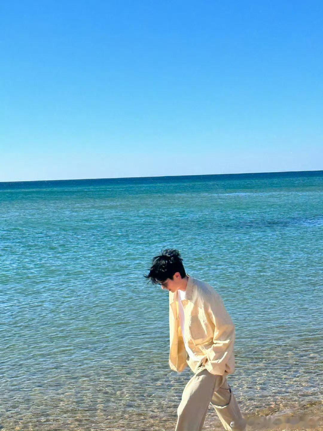 刘昊然去海边整点薯条 越来越帅了 