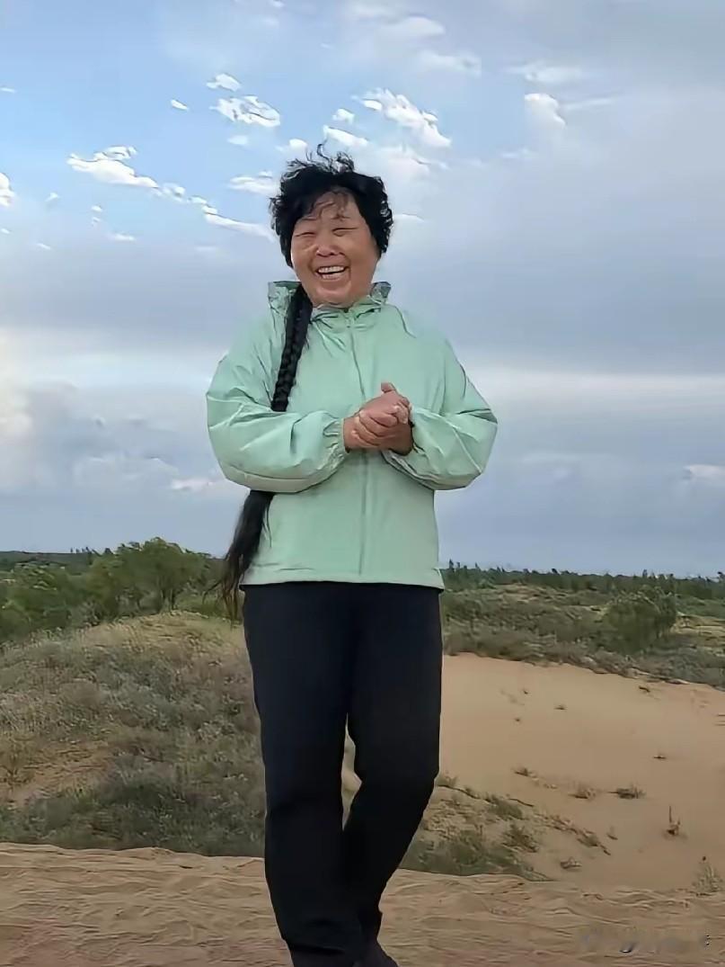 治沙巾帼殷玉珍，扎根荒漠，靠双手打拼出百万年收。镜头下，殷玉珍身着浅绿外套黑色长