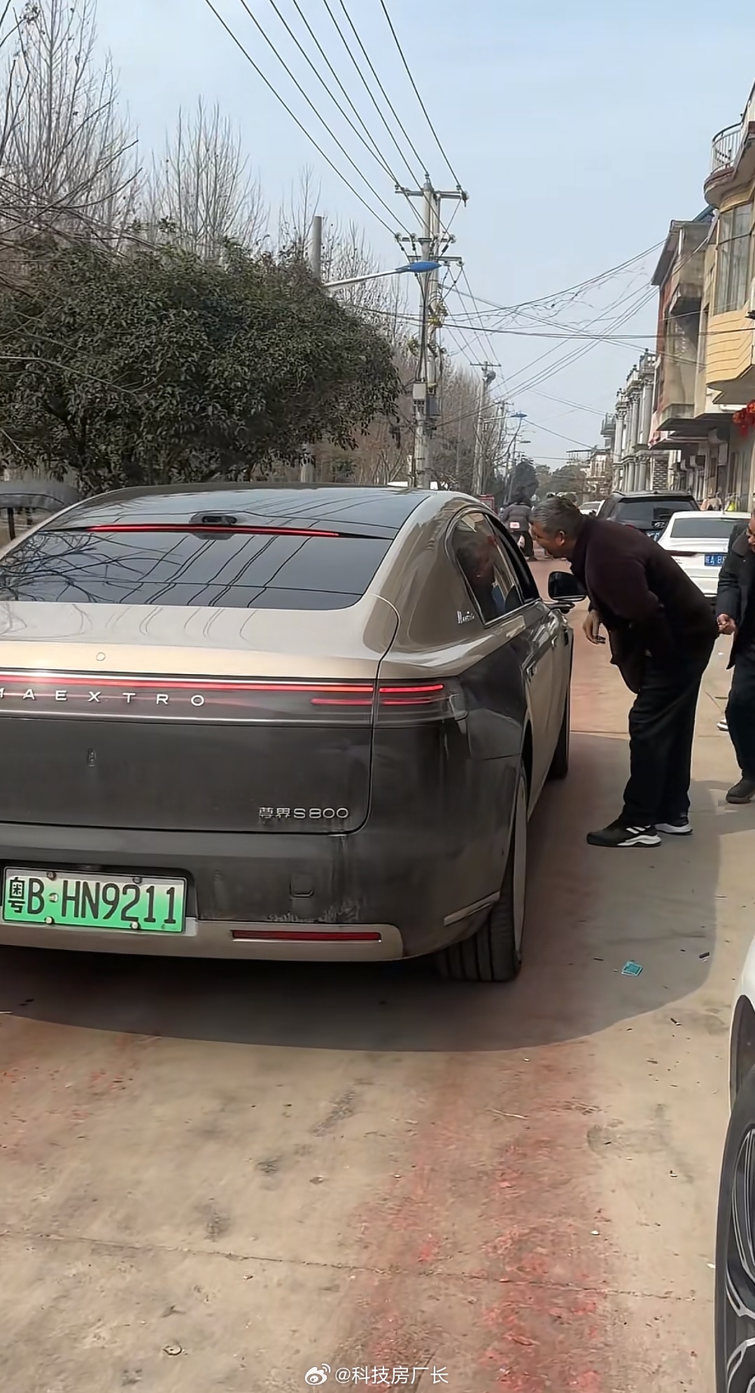 余承东今年回老家开的是尊界S800，三层小楼真不错，家门口660米的水泥路也是他