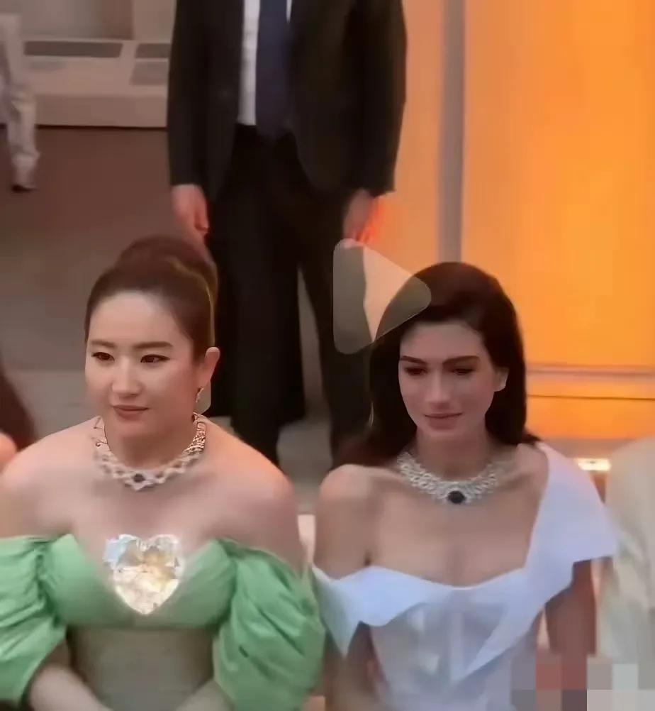 小龙女滤镜破碎一地！

刘亦菲真的好胖啊，膀大腰粗像极了中年普通人，不过刘亦菲挺