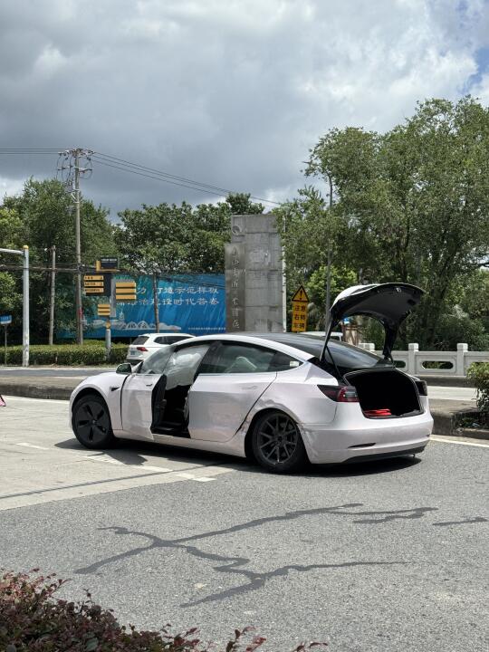 出重大事故后，特斯拉4s店说不归我们负责…