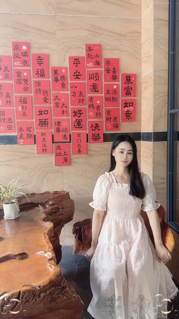 我把祝福墙的祝福语都送给你们，祝福你们全家身体健健康康平平安安、万事顺心如意。