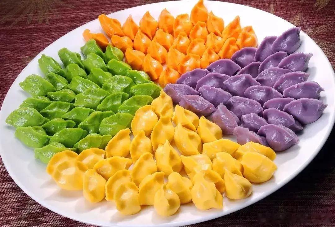 饺子一吃团圆味就有了冬天的幸福是一碗饺子给的 老家有个规矩，出门前要吃饺子，叫“