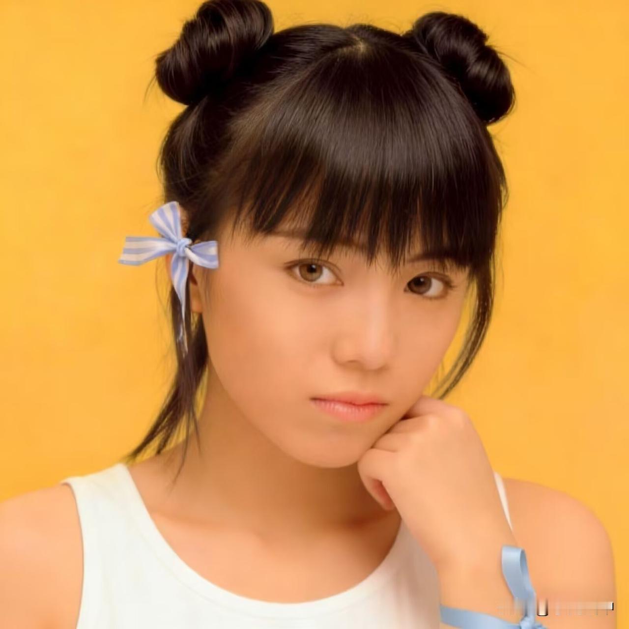 邓萃雯系列美图（二）
原来80年代就流行过丸子头。雯女这个造型清新可爱，少女味十