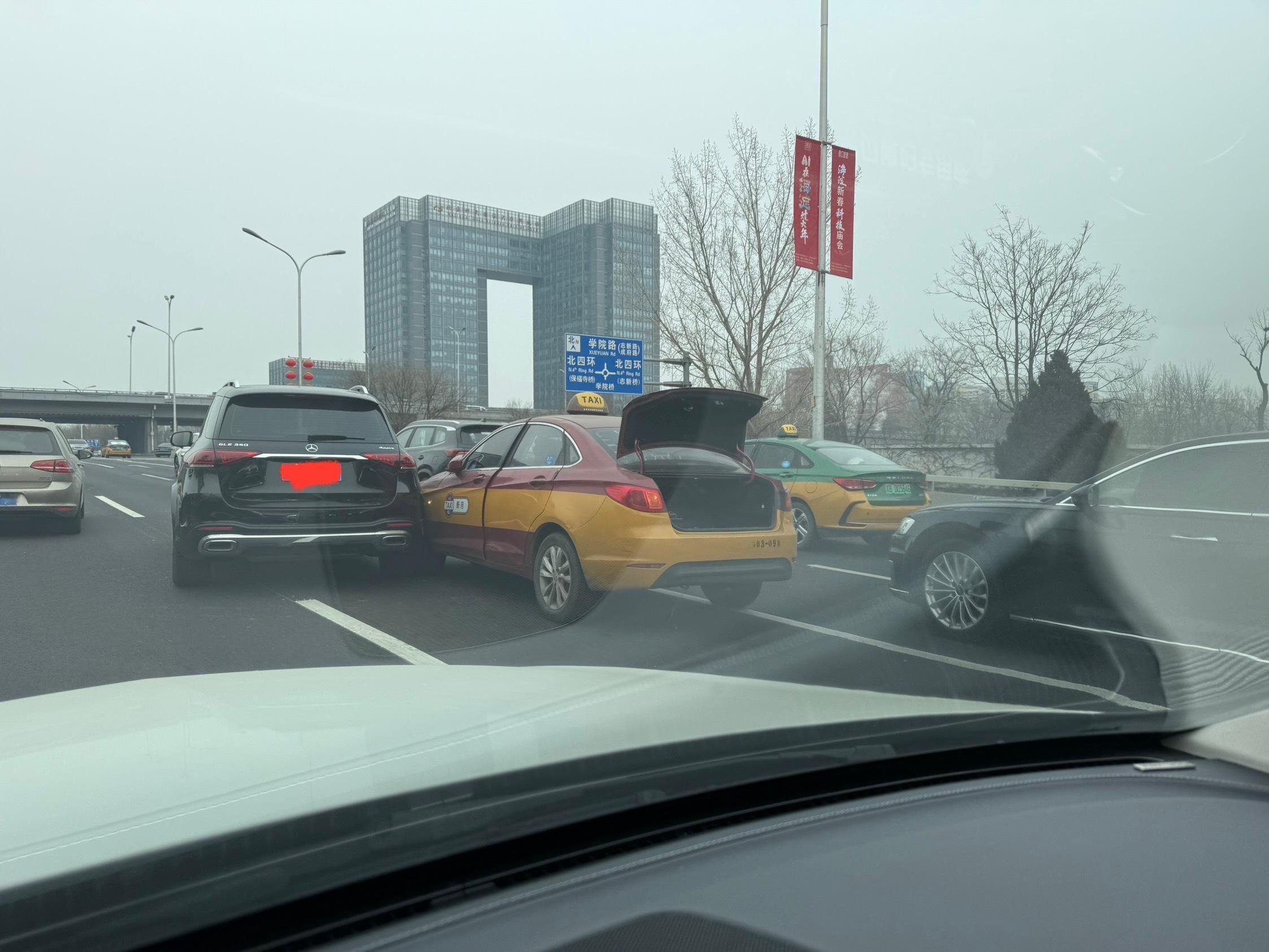 抢那一下干嘛呢，这下好了都修车去了！ 
