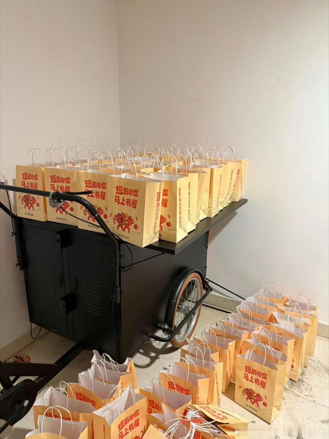 被鹅厂剧宣福利砸晕的一天专属纸袋超有纪念感，近距离和徐梦洁秦天宇唠嗑，姐姐妹妹们