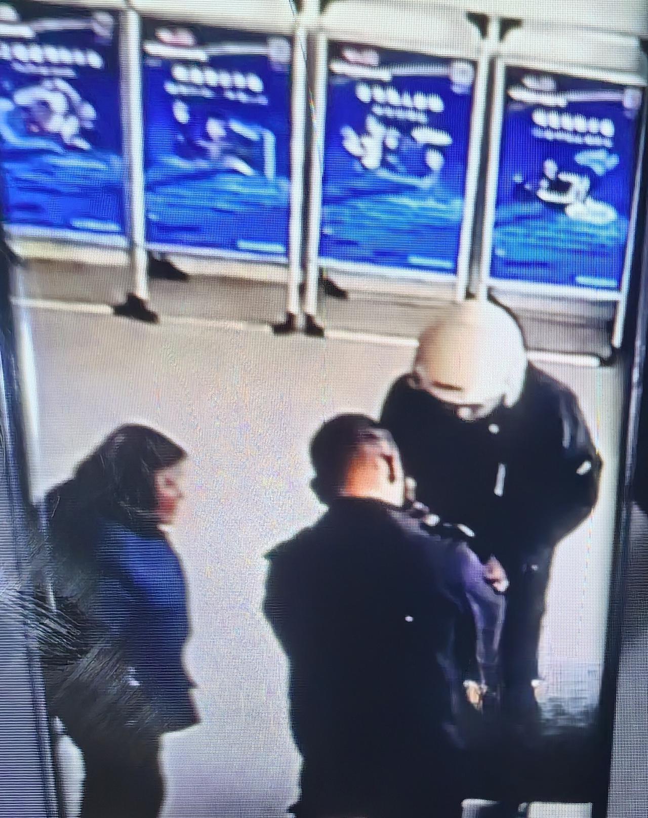 深夜石凳上的抉择：5万元存单前的两位老人，照亮一座城

傍晚的嘉兴秀洲，寒风嗖嗖