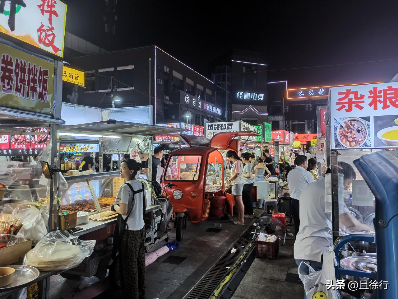 徐州成为网红旅游城市，主打的就是美食和烟火气，各具特色的夜市也是人潮涌动。富国街