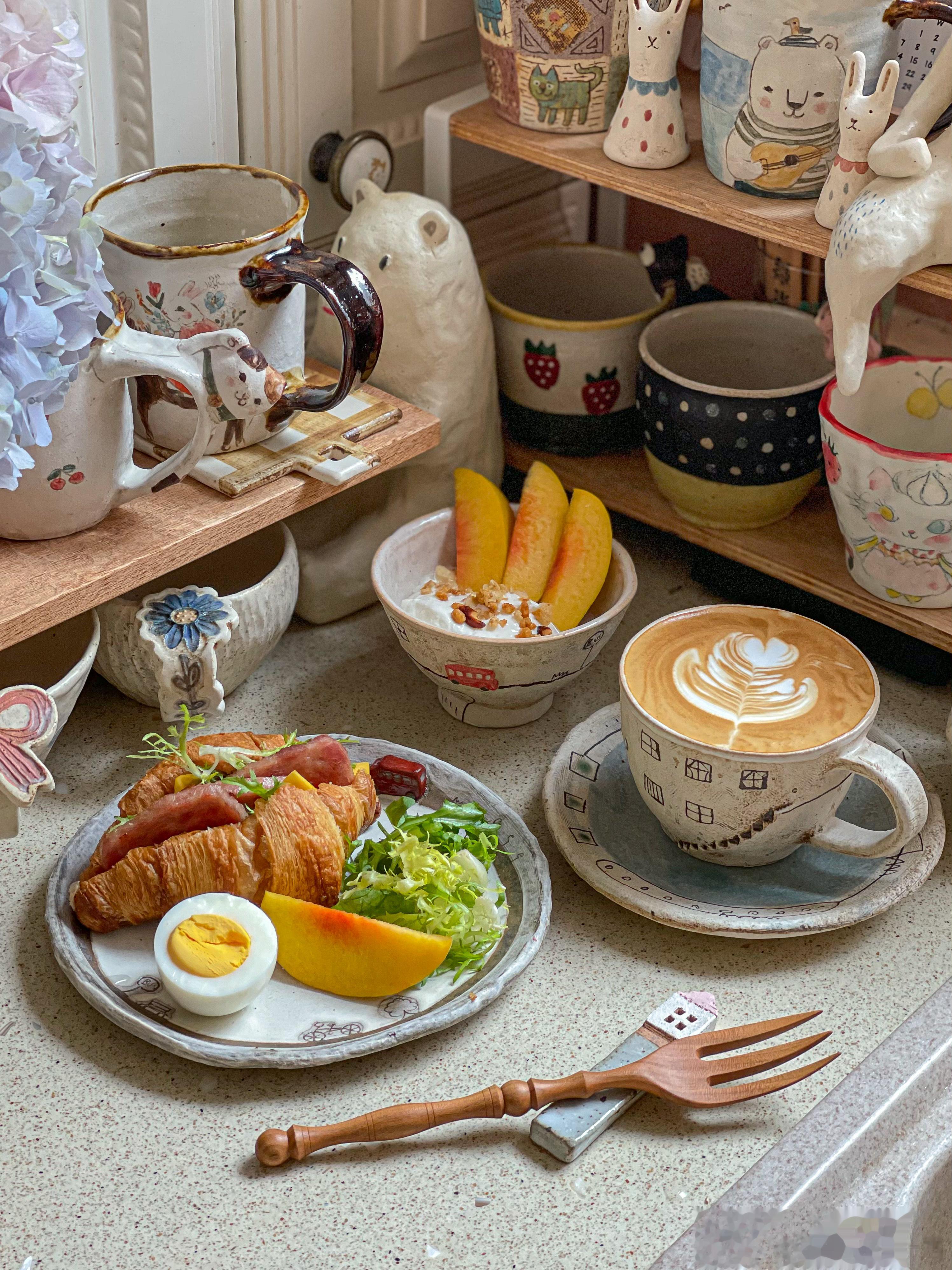 周四快乐，再坚持一天就周五喽！胃和心总要有一个满的[太开心]。早餐：可颂三明治+