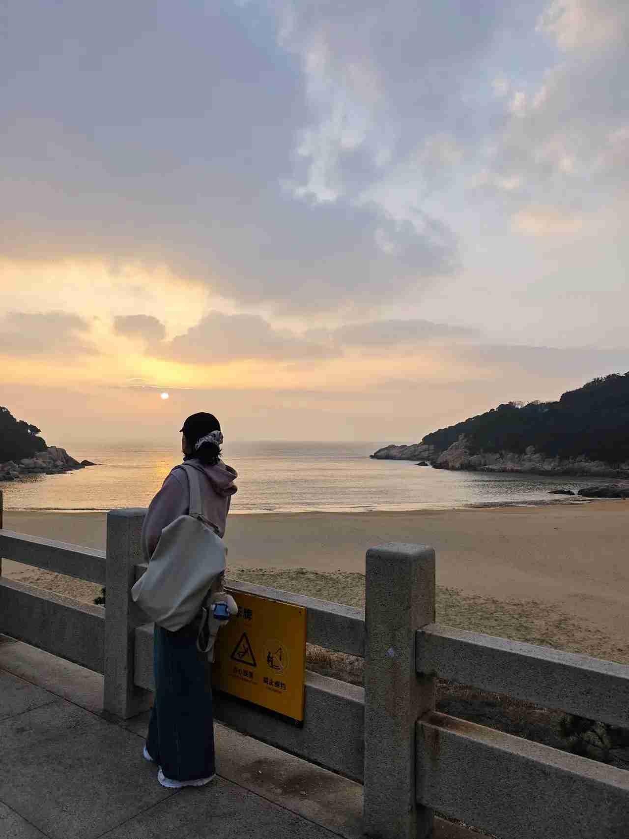 我的今日状态：😁轻松愉快
我这里的天气：🌤️多云

我来普陀山最大的感受是：