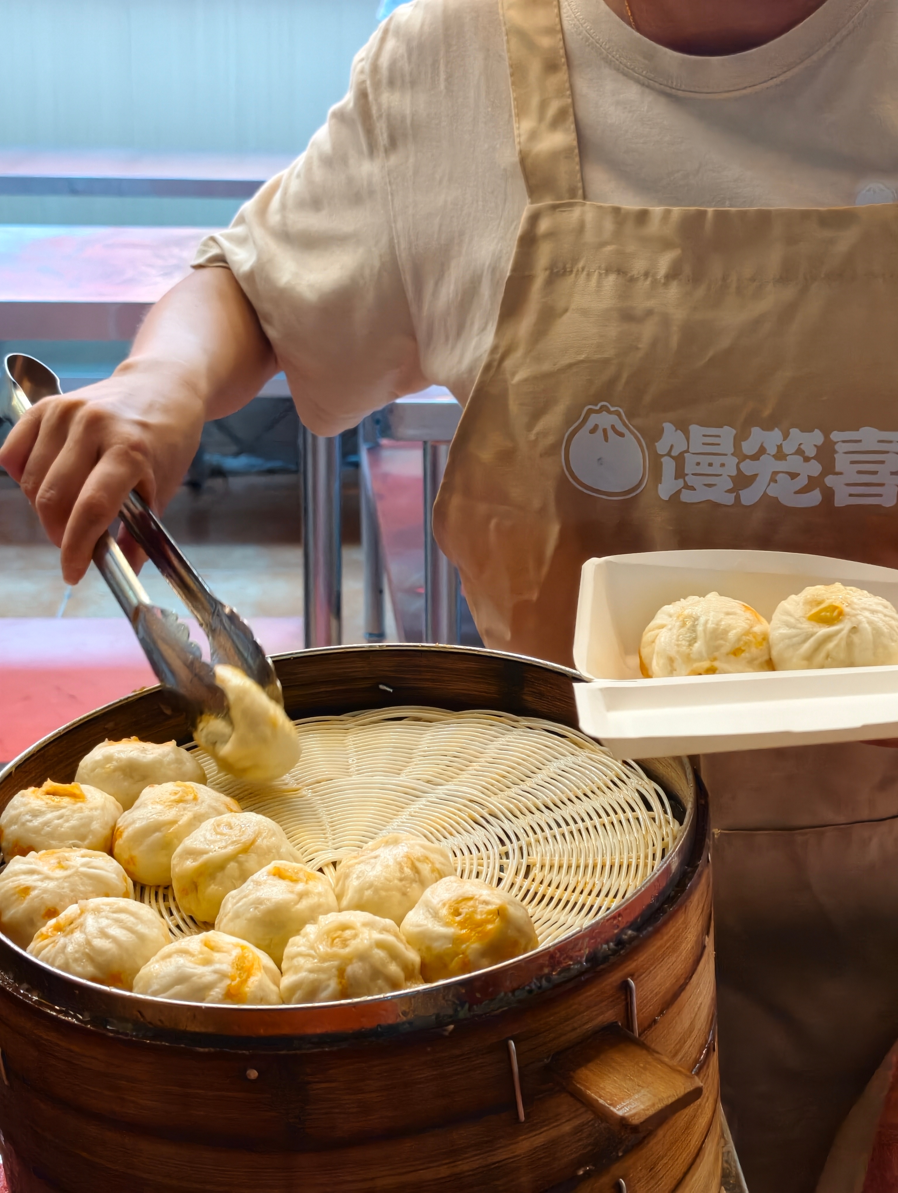 下午时候本来想去星巴克继续剪辑播客，但天气极其闷热，都不想再走一段了，于是去了菜