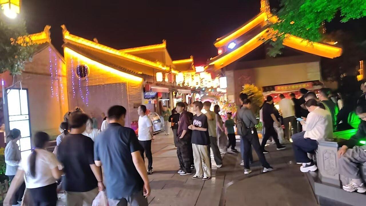 小希曾经问我，婚姻是什么。
 
我随口回她：“婚姻就是得过且过，稀里糊涂过日子，