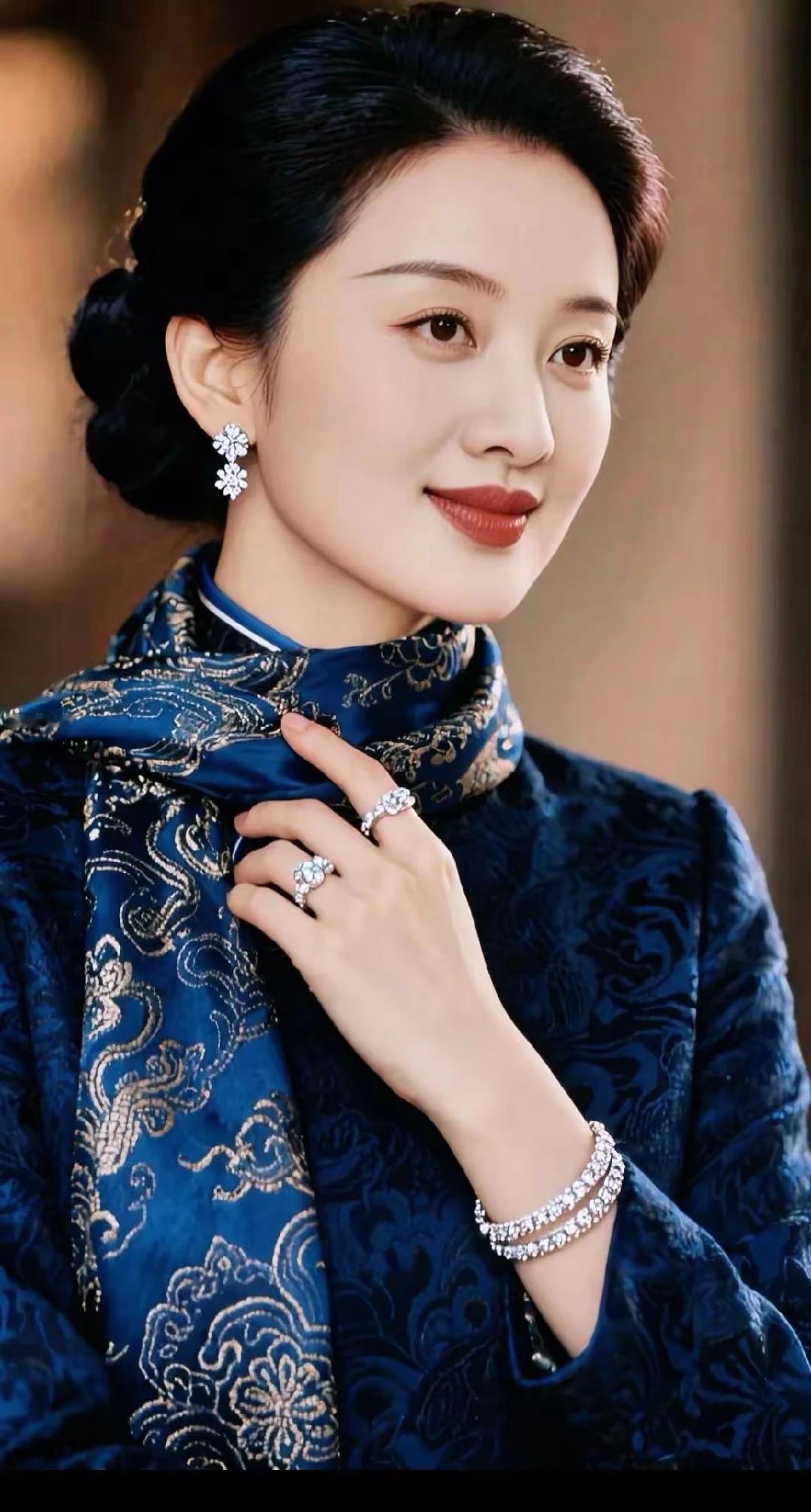 上联：明知相思乱心神，
下联：奈何痴情已入魂！