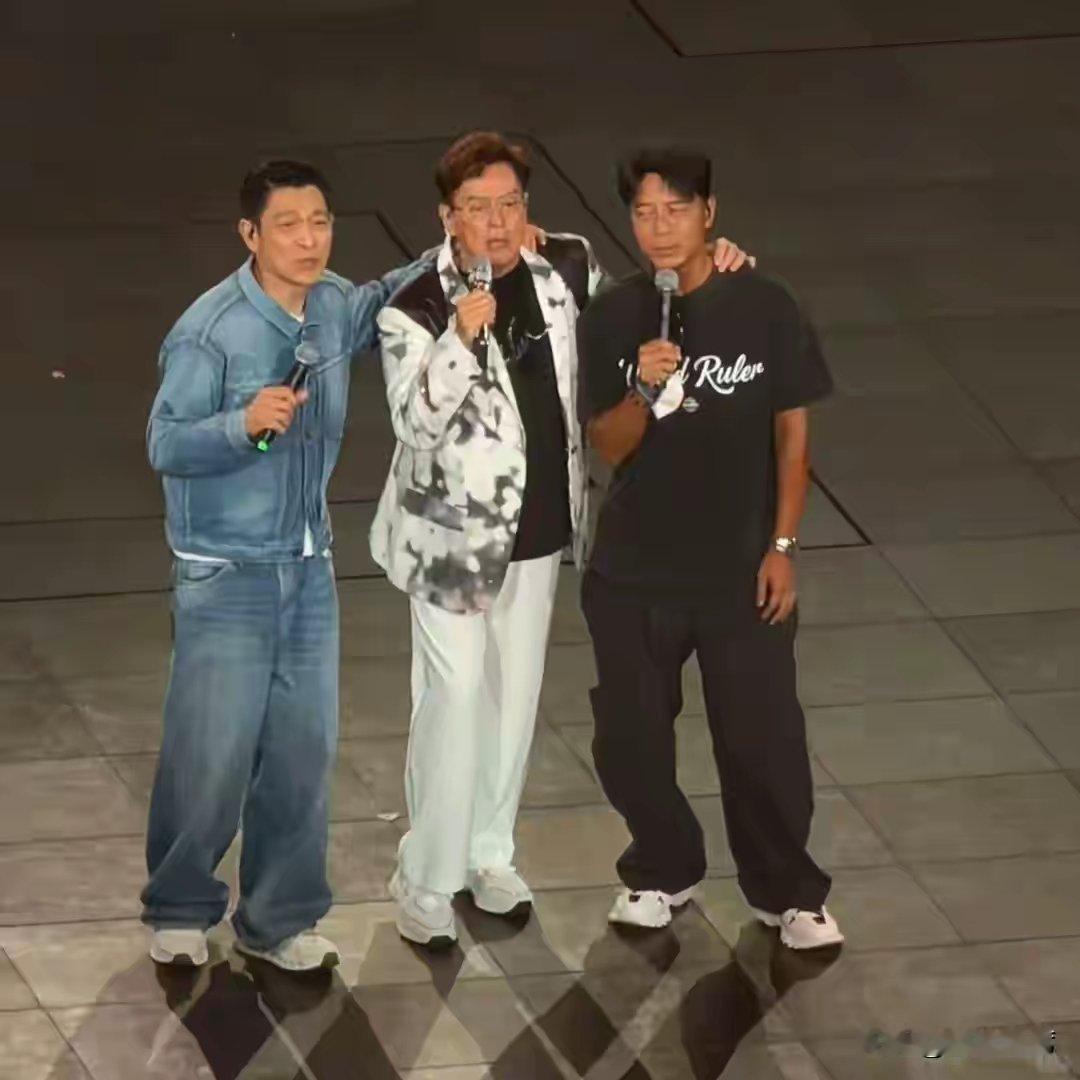谭校长演唱会大咖现身！64岁刘德华精气神十足，李克勤神采依旧 ​​​