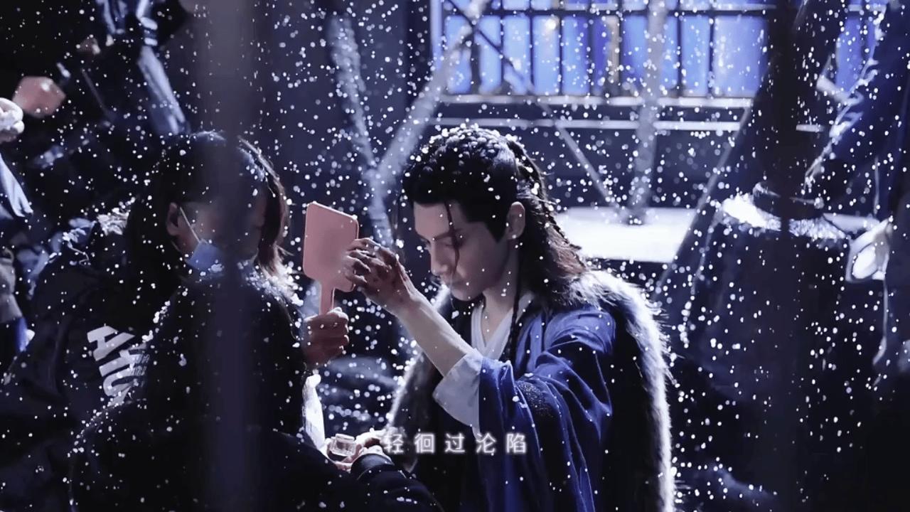 在雪屋梦境中对初魔挑拨话语的愤怒，是澹台烬对初魔的抗争。在弱水幻境中的愤怒与挣扎