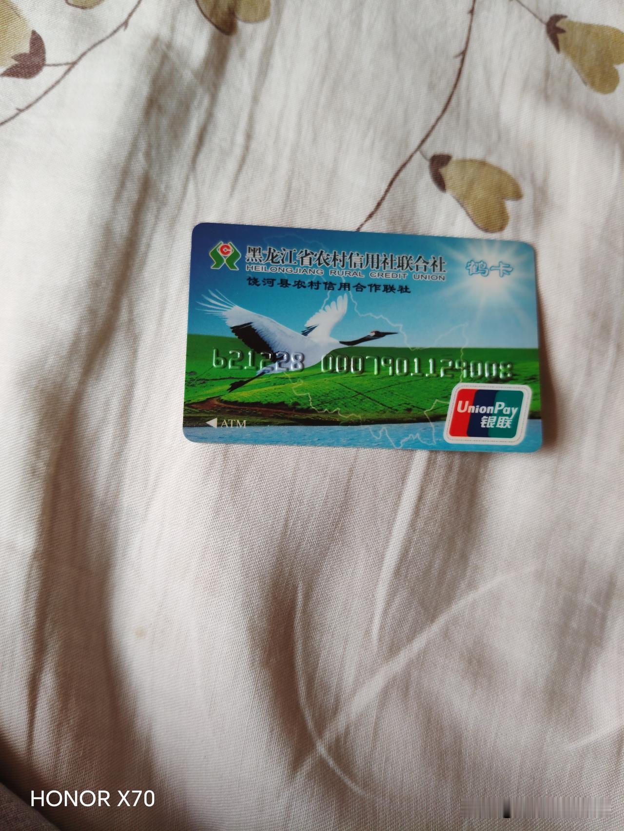 银行卡被异地异常盗刷了，怎么办才能要回来？银行没有责任吗？在当地派出所报案有用吗