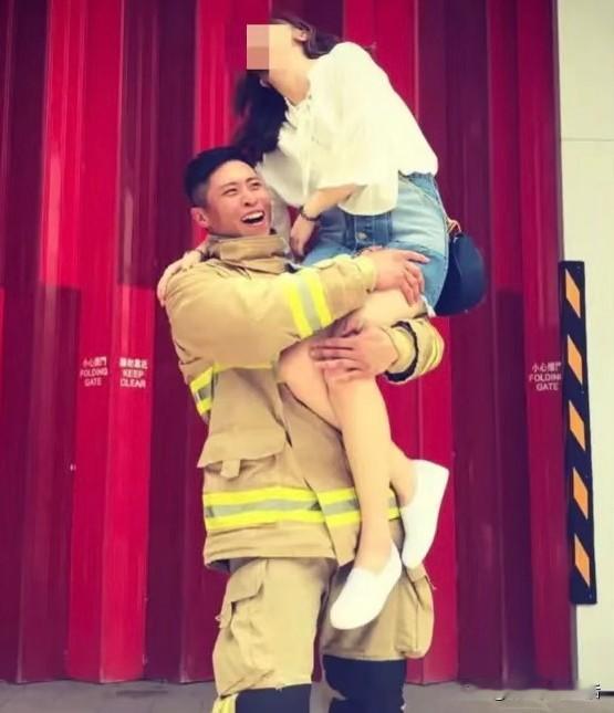 泪奔了，多么帅气的消防英雄！据传他下个月就要结婚了，愿人间再无火灾！

不得不说