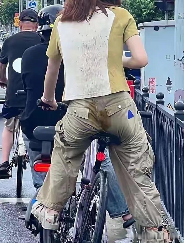 路上偶遇，
需要提醒她吗？
小便失禁，还是亲戚不约而至？