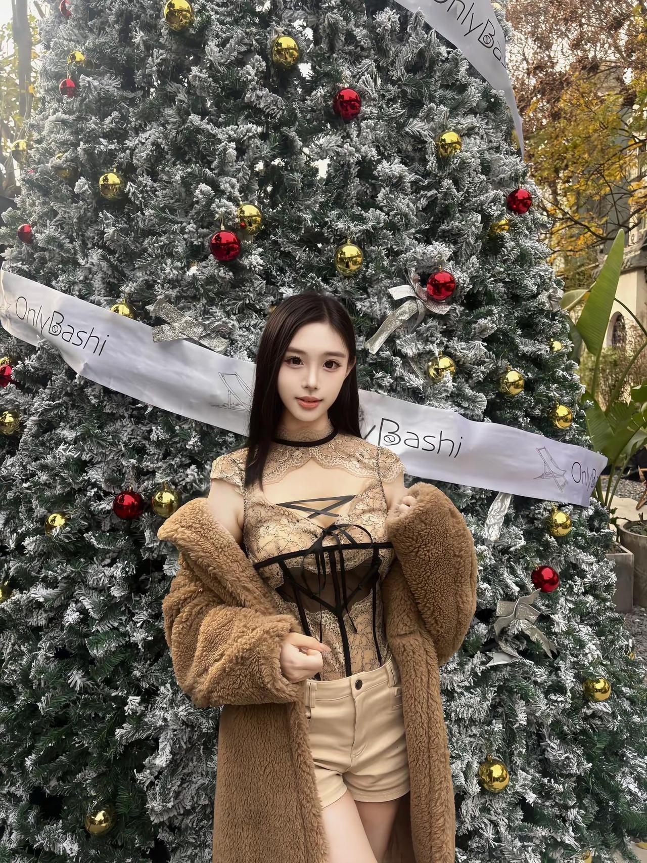 爱匆匆一撇不过点缀。