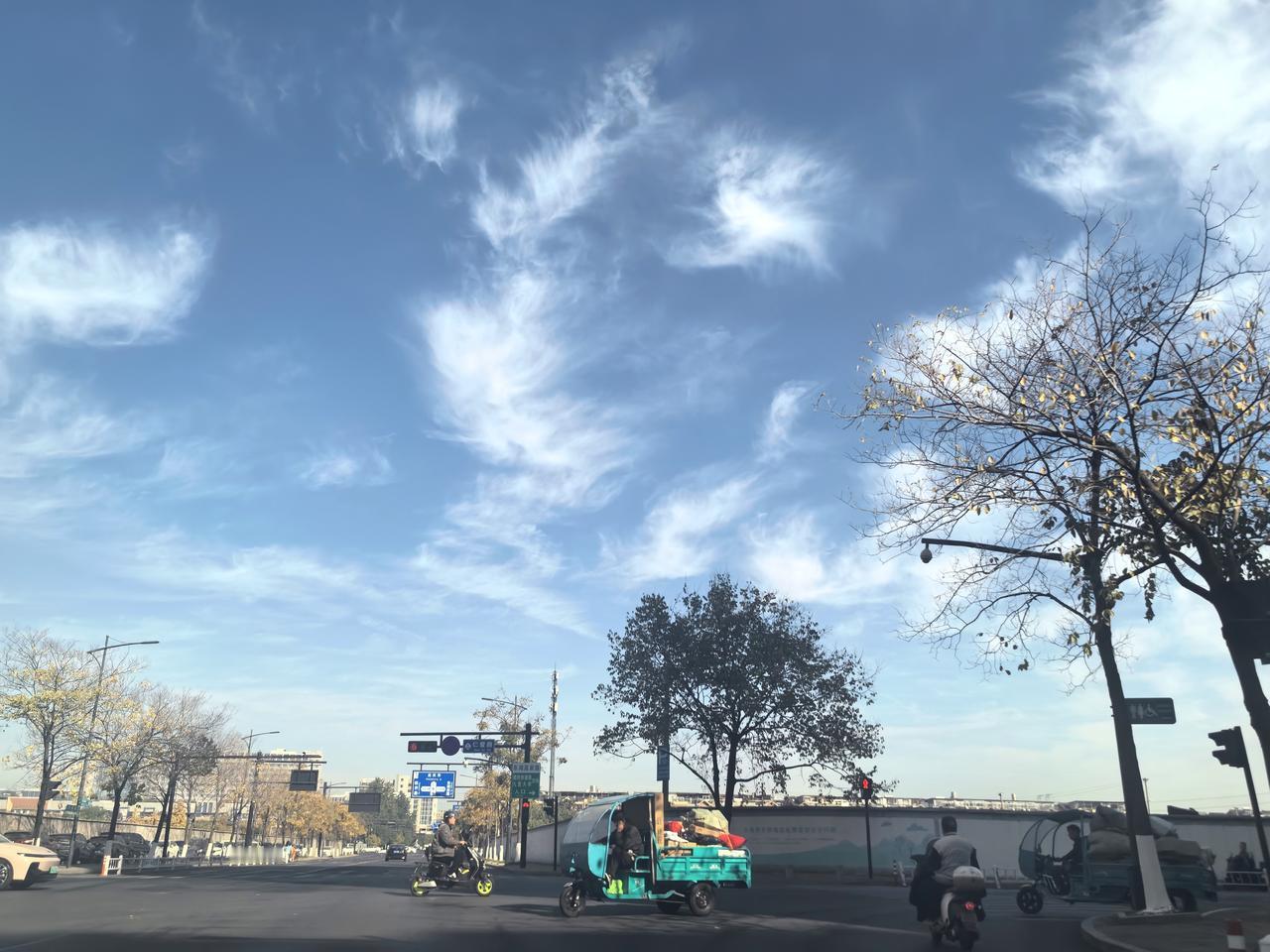 出门，有白云朵朵伴行