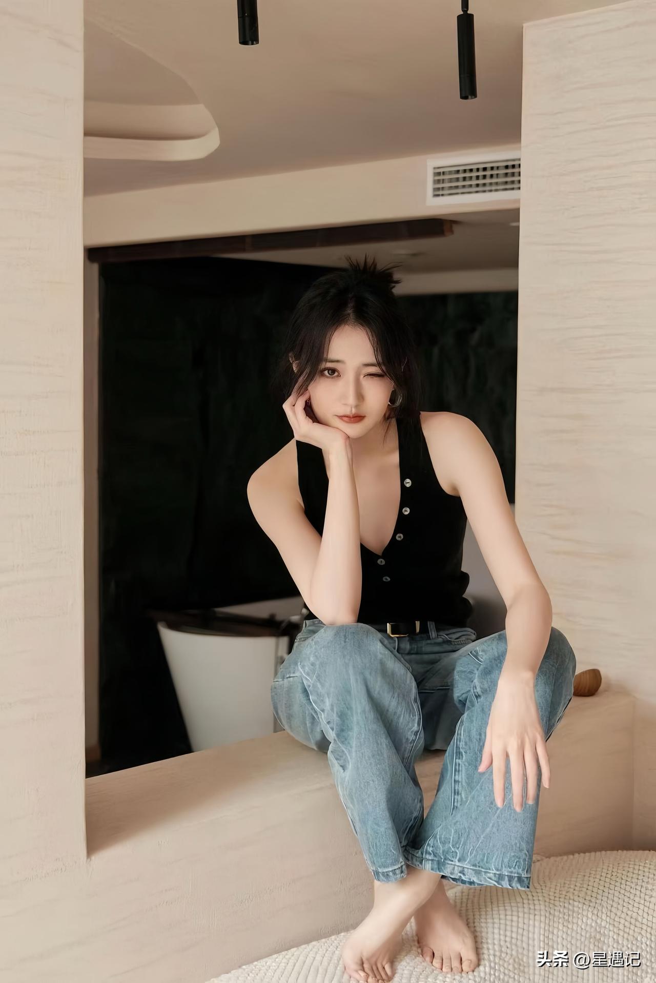 谁懂徐璐的松弛感！一件黑背心就美到我心巴上