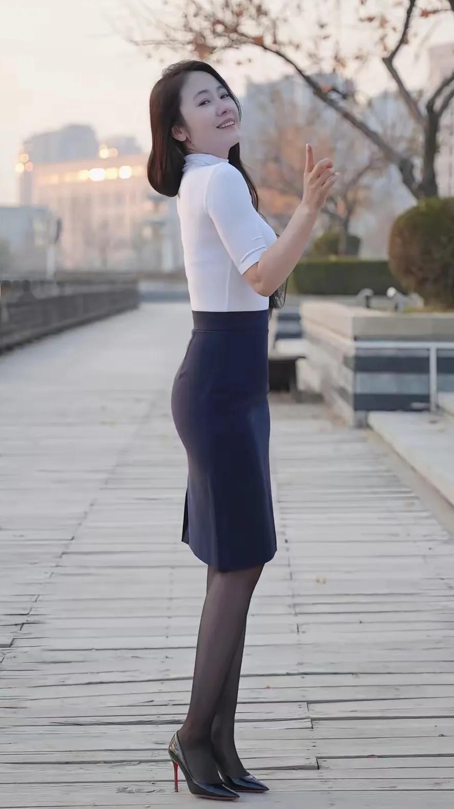 当你弱小时，
你的沉默寡言就是木讷，
你的随意发怒就是暴躁，
你的调侃耍笑就是幼
