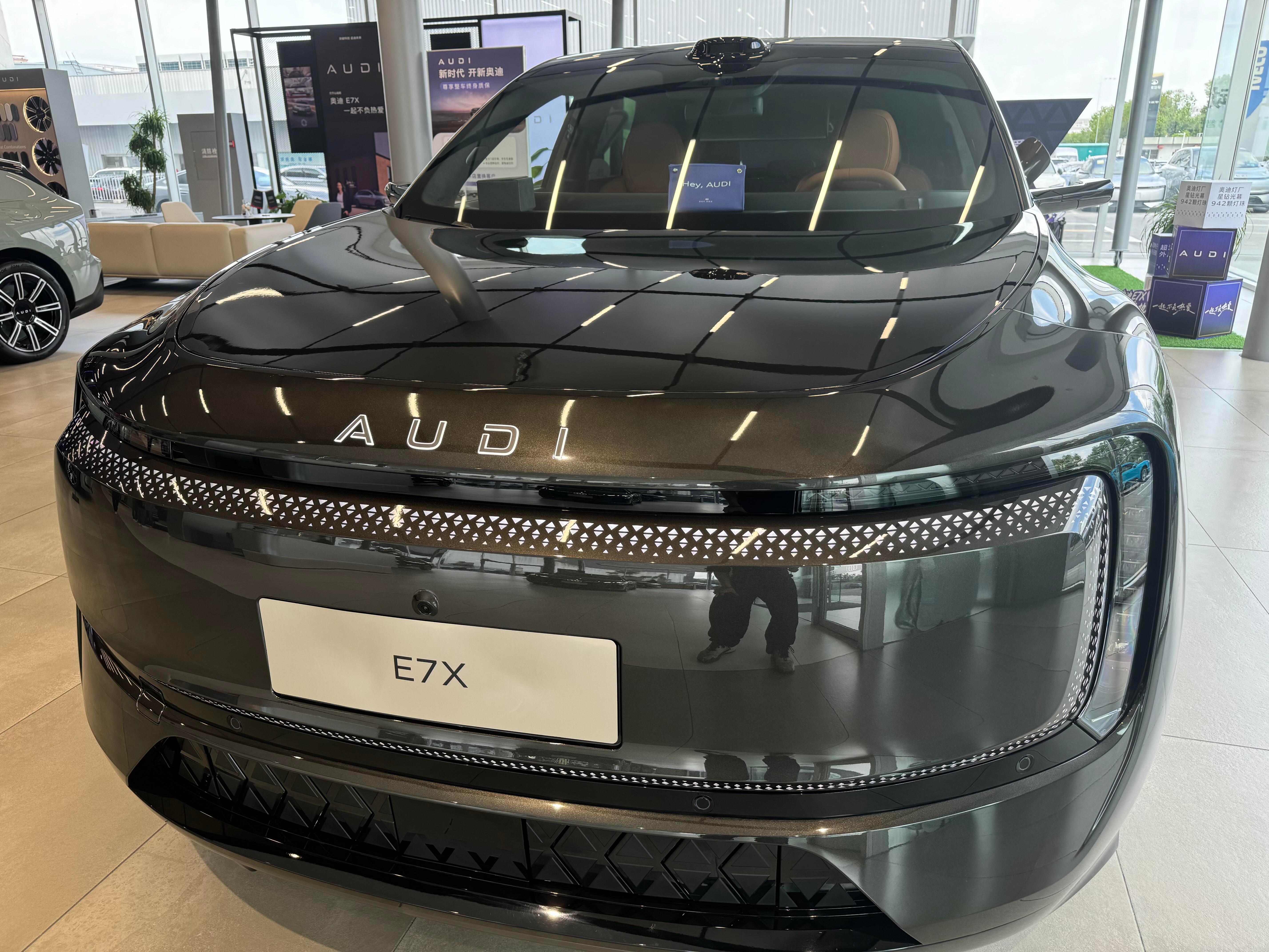 900V高压平台中大型纯电SUV，全系双向14°后轮转向，转弯半径5.14米，C