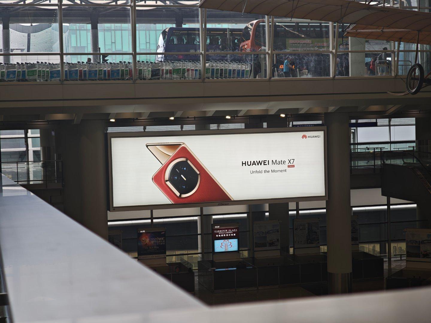 相对来说香港机场外面还是以手机广告为主，还没有进入汽车广告的阶段看到华为Mate