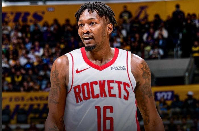 塞拉斯亲口承认：他回来了，但我不打算多用他。
火箭更衣室刚传出消息。
芬尼-史密