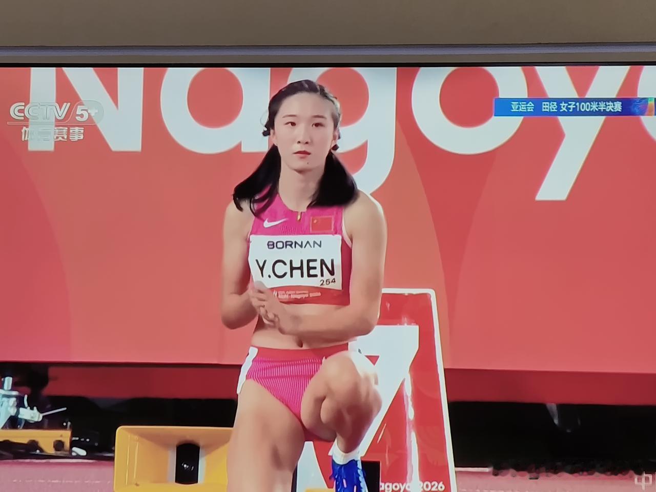 小孩儿姐半决赛的表现，不像17岁的小将，更像久经沙场的老将。
和预赛一样，陈妤颉