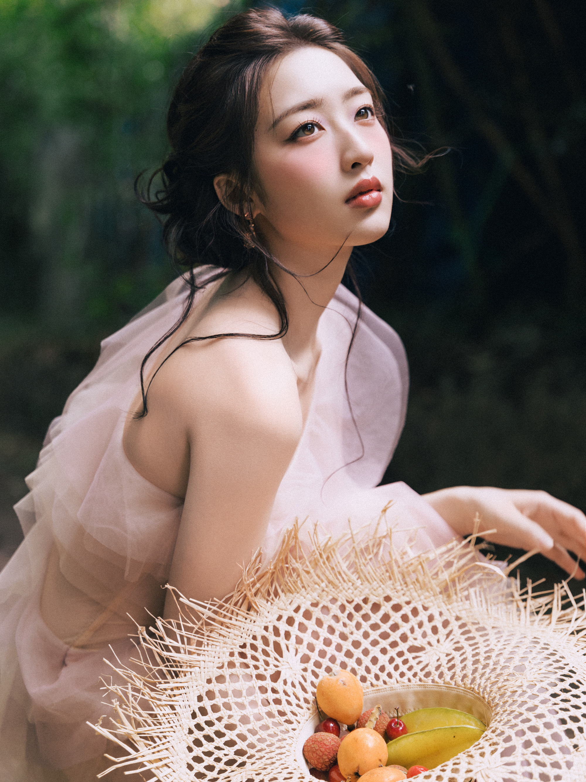 微风随行 邓恩熙 眉眼如画，与清甜夏日相遇。 