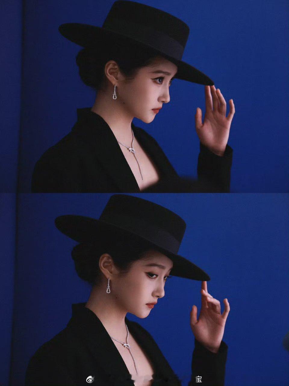 关晓彤第一次在红毯戴帽子姐这次是直接美出新高度了！黑礼裙配礼帽，这气场和时髦度绝