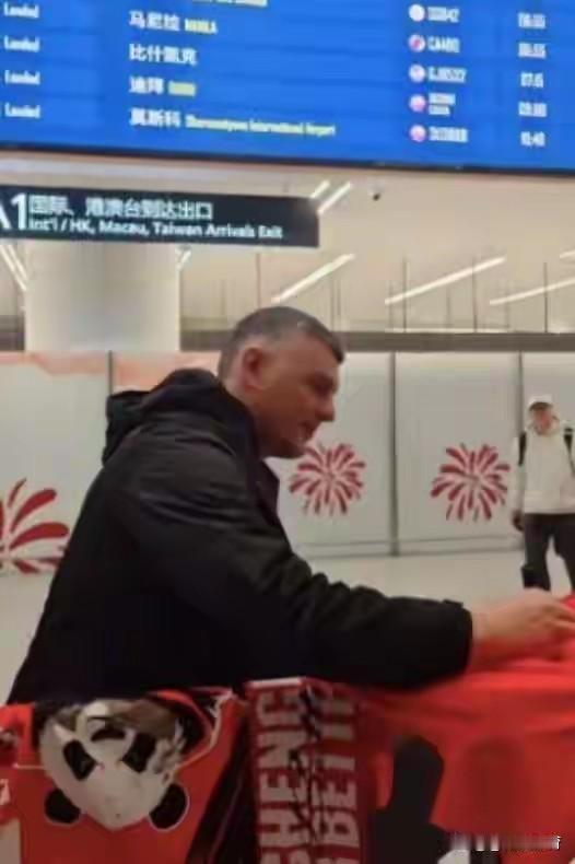 成都蓉城即将迎来“齐宣王”！
   随着新主帅约翰.阿洛伊西成都蓉城队 ，球员茹