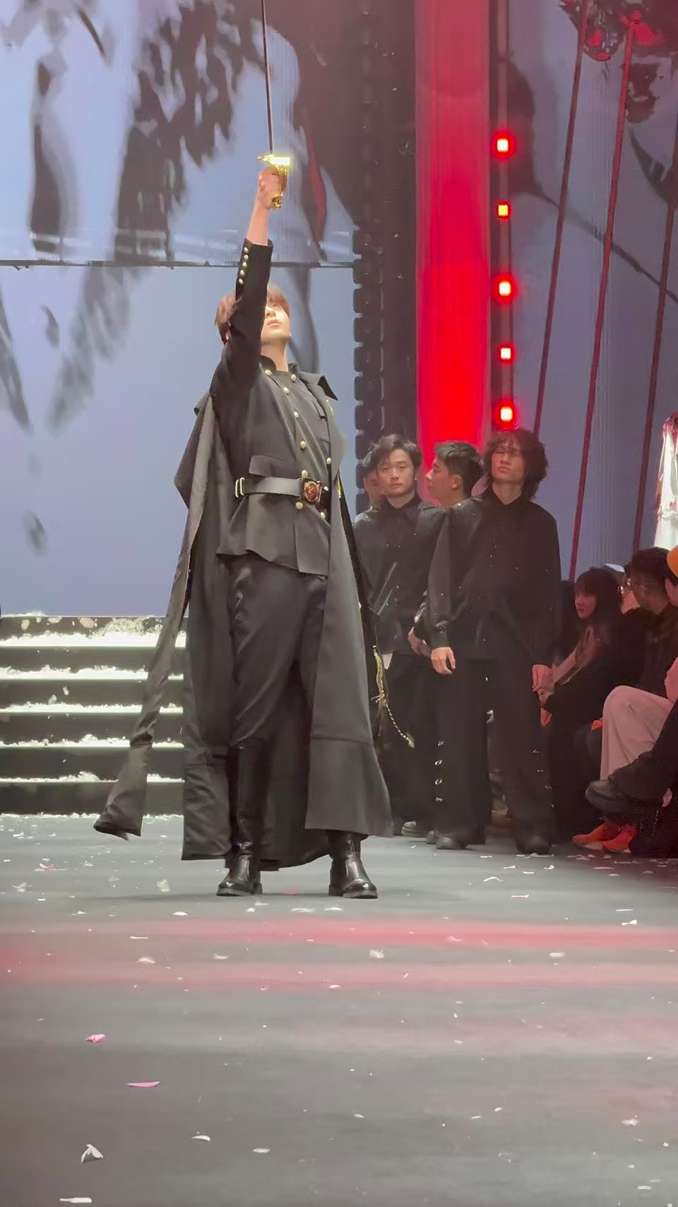 和平精英职业联赛  超酷好吗，这是从暗黑童话里走出来的王子本人！伞国国王Para