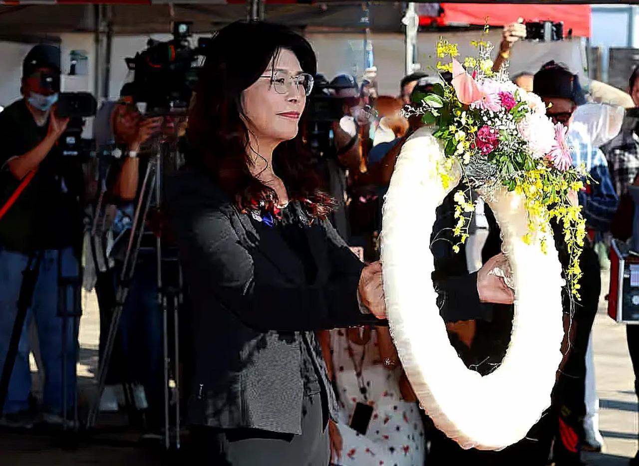 祭拜现场，郑丽文指尖轻触吴石将军墓碑的刻字。这个看似寻常的清明祭扫，在台海暗流涌