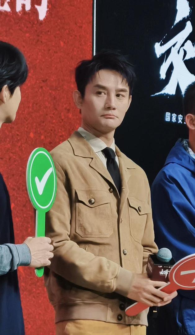 王凯拜佛vs王传君拜佛佛前一跪，照见人心。王凯心怀苍生，在浮沉之中坚守底线；王传