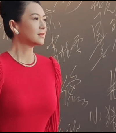 CMG中国电影盛典章子怡穿的比红毯还红 谁说岁月不败美人，章子怡这状态看起来好疲