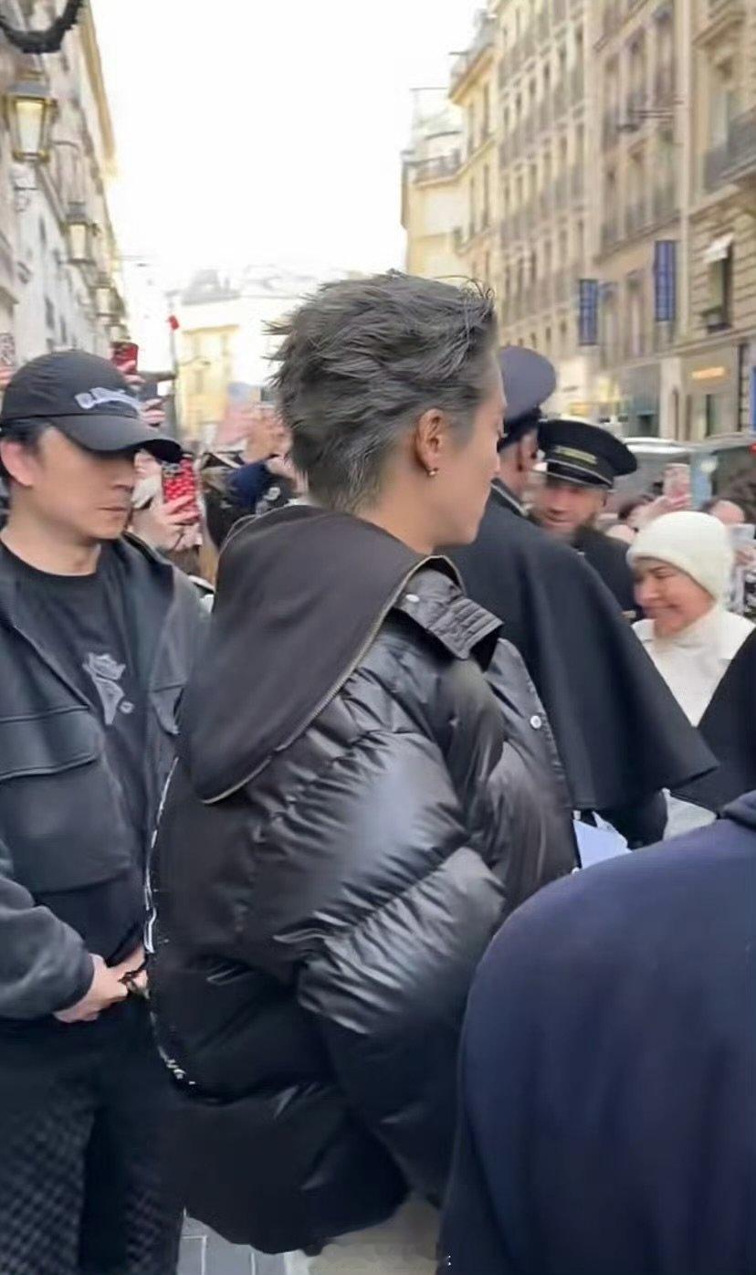 王鹤棣银灰发路透王鹤棣巴黎时装周新发色，诶，发色就是玩儿龙王没错了，期待今晚看秀
