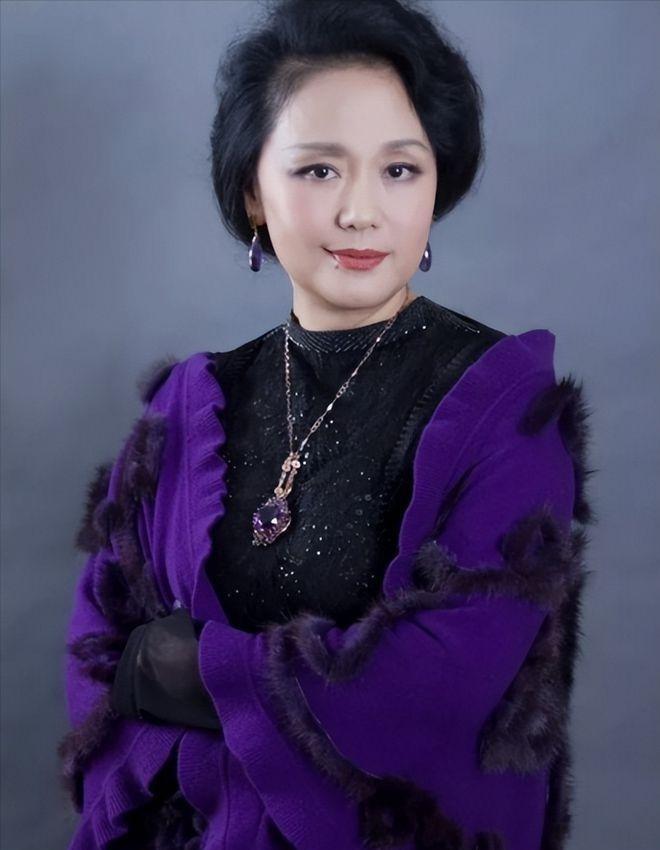 1979年，饰演潘金莲的廖学秋因为拍戏，和老公分别了六个月，她归心似箭，往家赶，