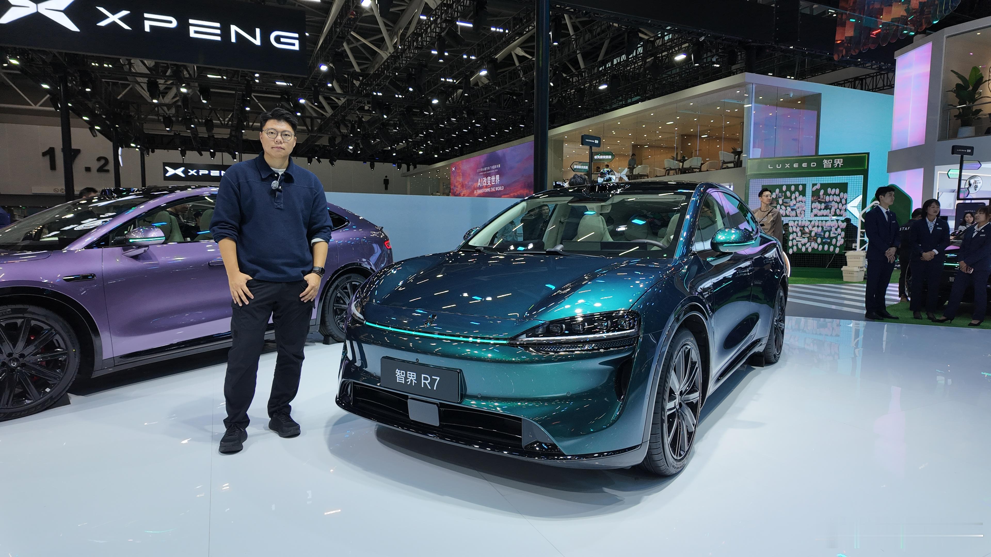 白色反光地面应该推广开来简直就是柔光灯比哑光灰地面看着干净 亮堂太多了