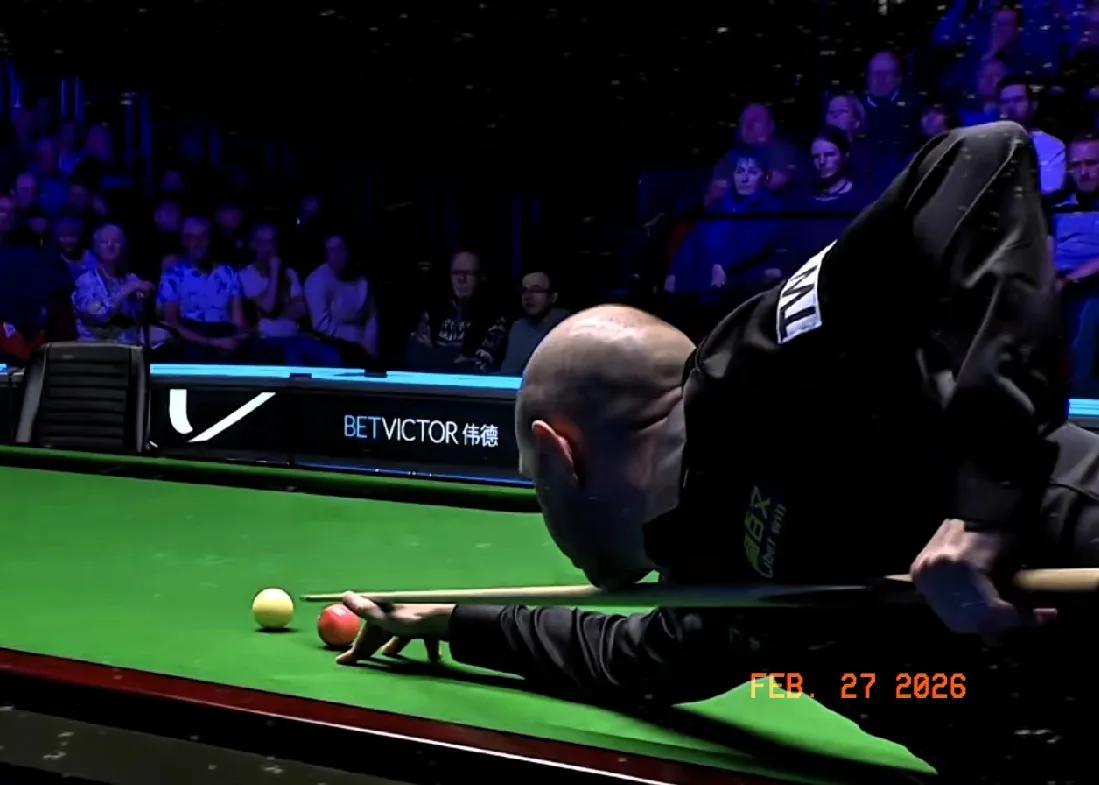 罗伯逊这运气真背啊！
关键的第7局，竟然打出3杆母球摔袋。帮助霍金斯零打碎敲60