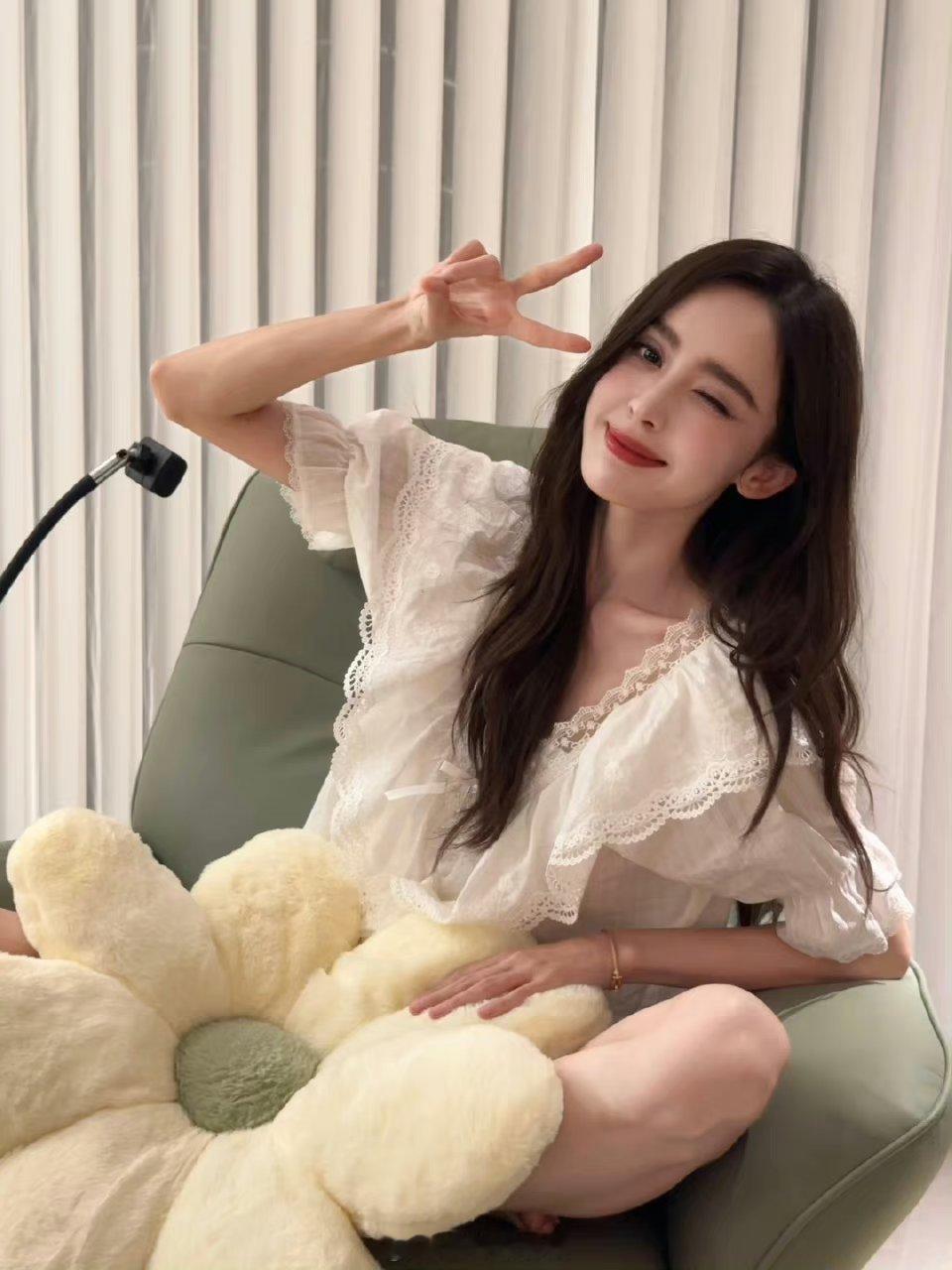 娜扎睡衣还大浓妆 ​​​