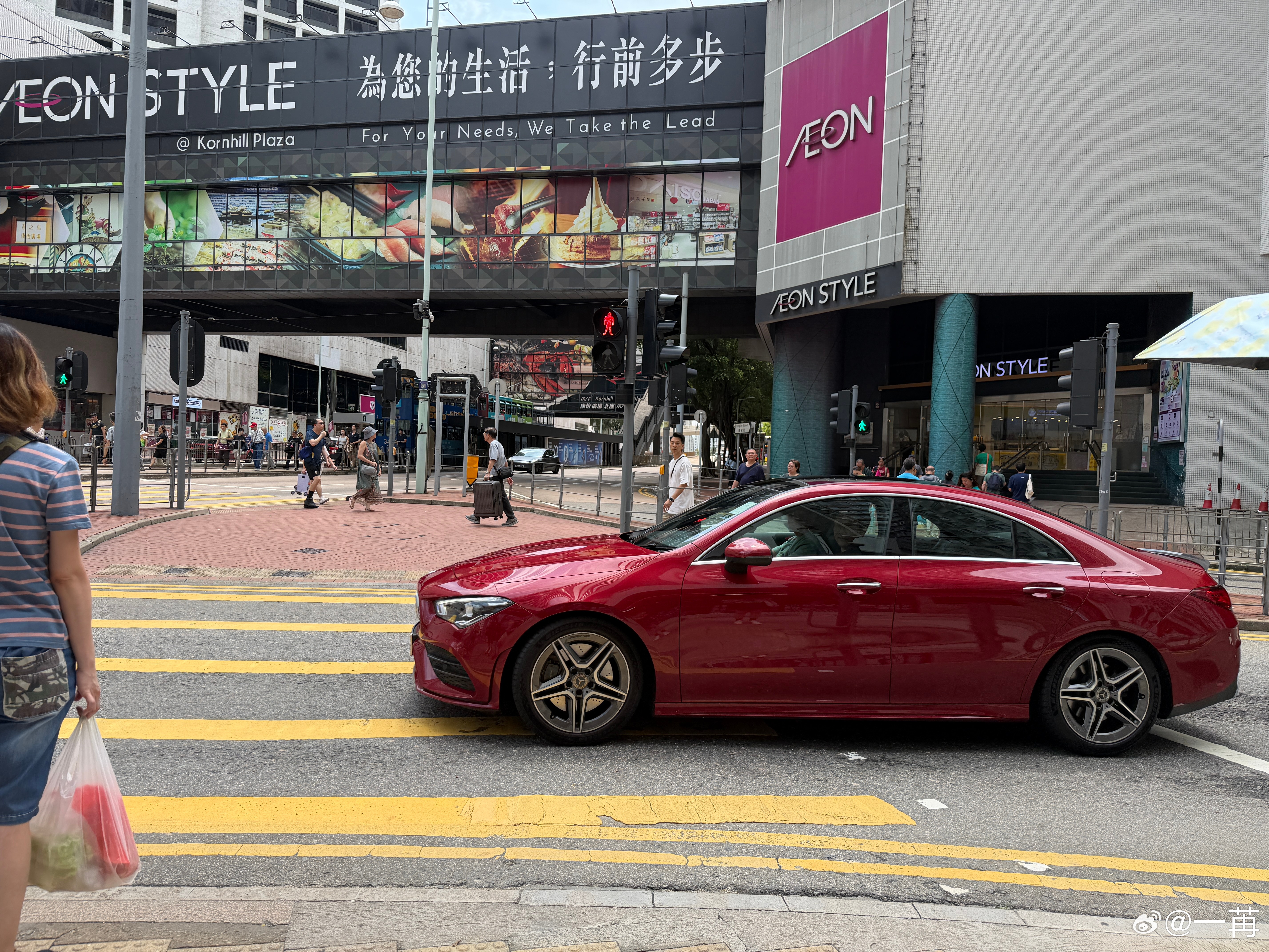 家附近不远，拍到的奔驰 CLA 纯电，售价是 67 万港币起，折合人民币 50 